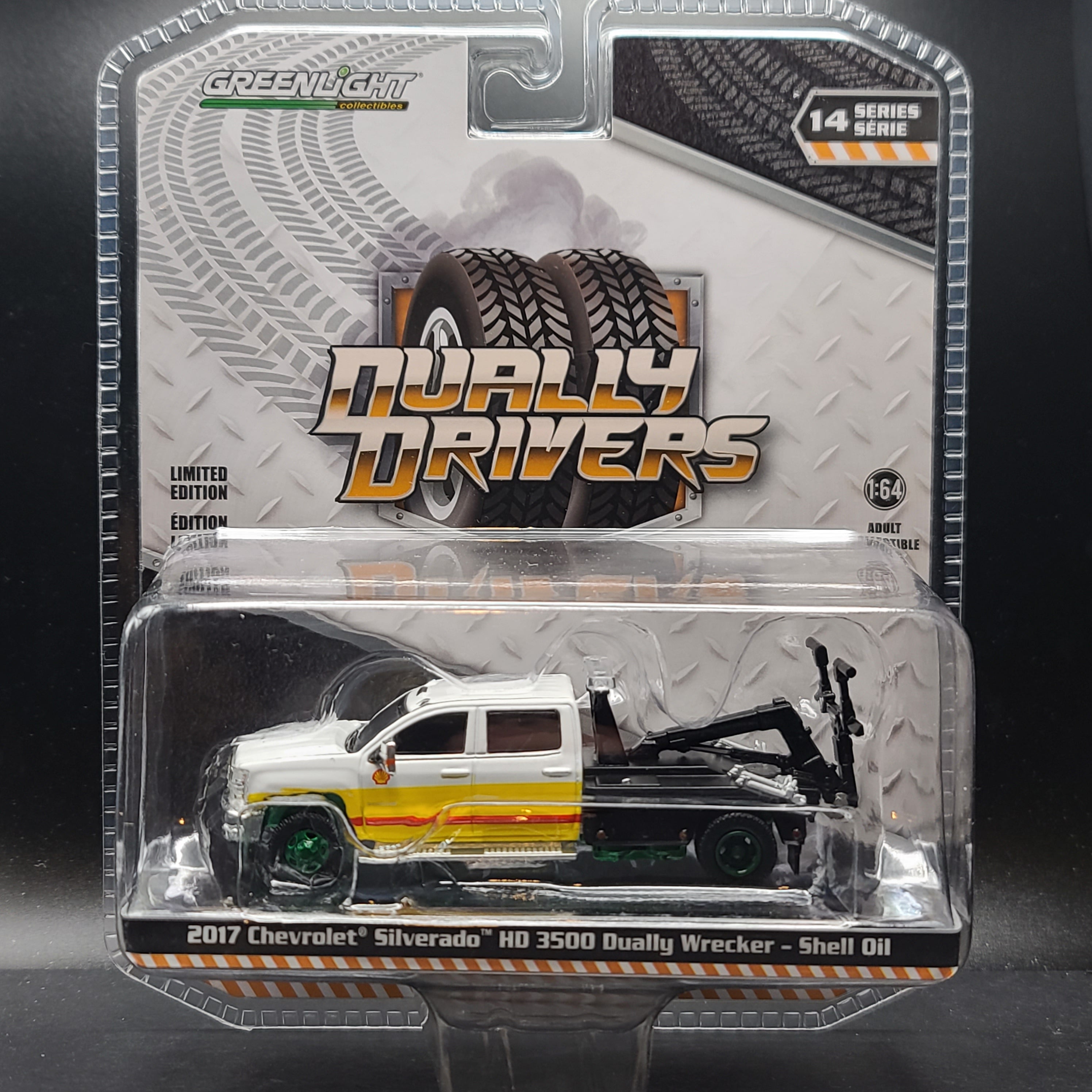 Greenlight - CHASE - '17 Chevrolet Silverado HD3500 Dually Wrecker Truck - 1:64 scale, 